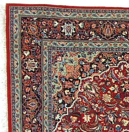 This is a shot of the corner of the rug showing the marvelous detail in the borders
